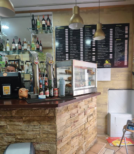 Interior del local de El Imperio de la Empanada en Madrid